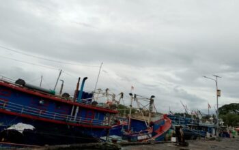 Gelombang Tinggi, Nelayan di Selatan Banten Tak Bisa Melaut
