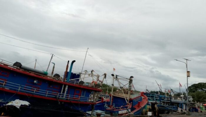 Gelombang Tinggi, Nelayan di Selatan Banten Tak Bisa Melaut