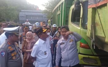 Satpol PP Banten Awasi Aktivitas Truk Tambang Siang Malam