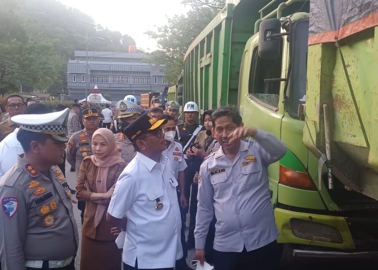 Satpol PP Banten Awasi Aktivitas Truk Tambang Siang Malam