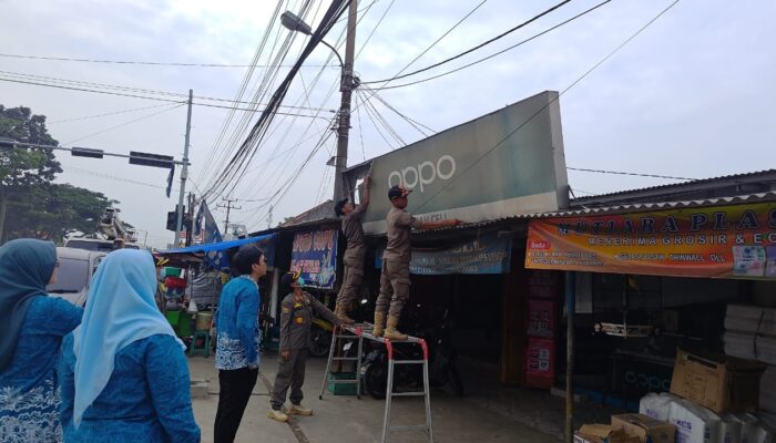 Bapenda Kabupaten Serang Tertibkan Puluhan Reklame yang Nunggak Pajak