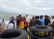 Ngaku Diperintah Seskab, Mendes Tinjau Pantai Anyer Serang