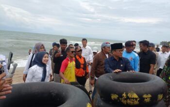 Ngaku Diperintah Seskab, Mendes Tinjau Pantai Anyer Serang