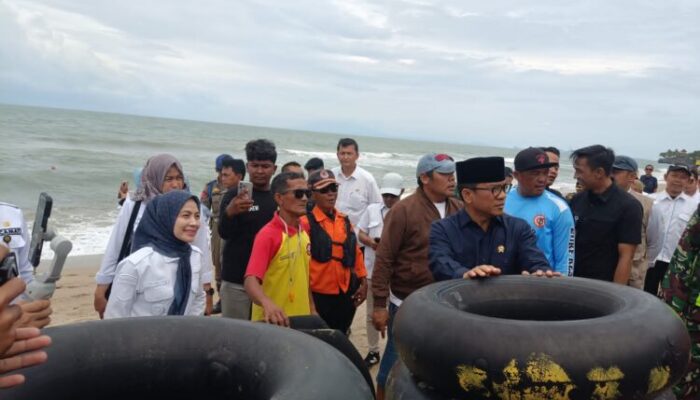 Ngaku Diperintah Seskab, Mendes Tinjau Pantai Anyer Serang