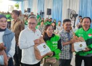 Menko Zulhas Bagi-Bagi Beras di GOR Nambo Jaya