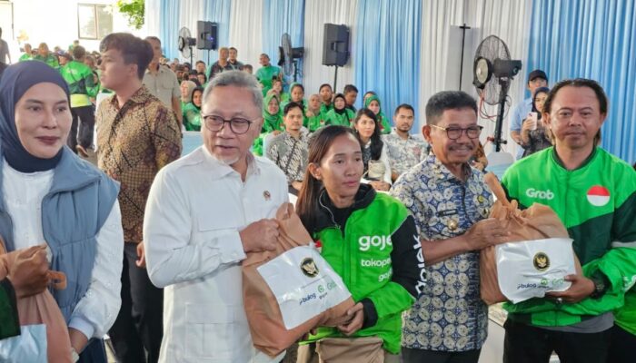 Menko Zulhas Bagi-Bagi Beras di GOR Nambo Jaya