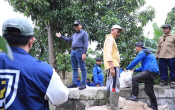 Pemkot Tangerang Tambal Tanggul Jebol Pakai Karung Pasir