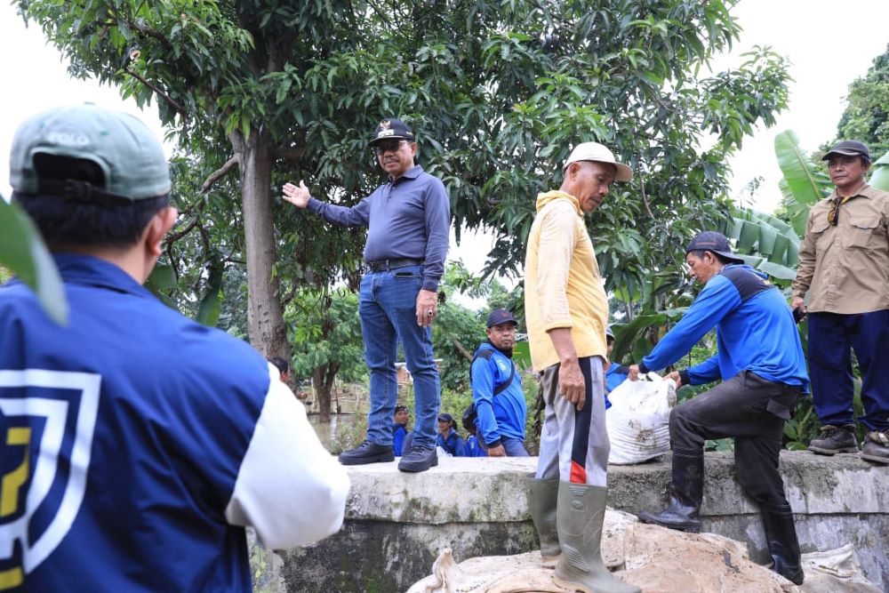 Pemkot Tangerang Tambal Tanggul Jebol Pakai Karung Pasir