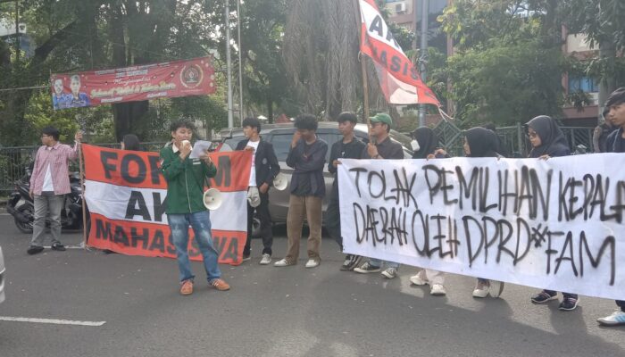Mahasiswa  Demo Tolak Wacana Kepala Daerah Dipilih DPRD