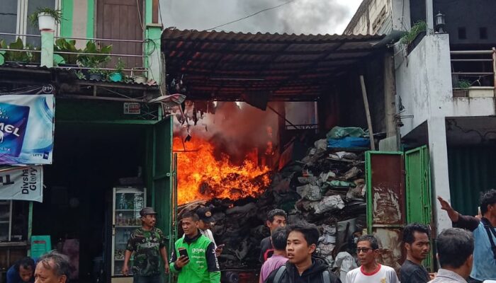 Lapak Rongsokan di Ciledug Ludes Terbakar