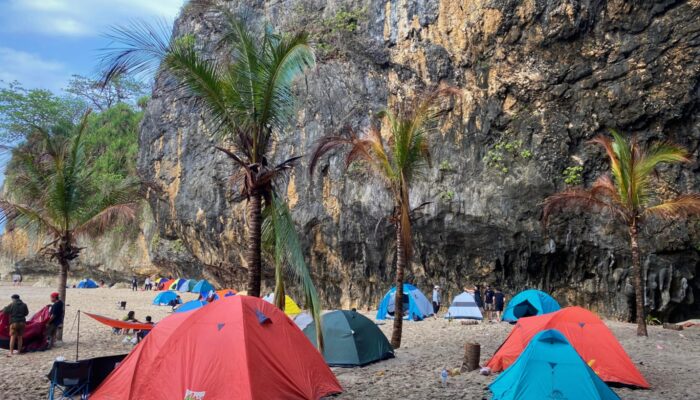 Wisatawan Hilang Terseret Ombak Pantai Goa Langir Lebak