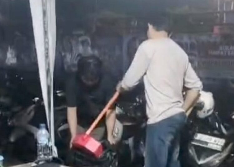 Puluhan Warga Tangsel Dikenai Sanksi Bersihkan Sampah