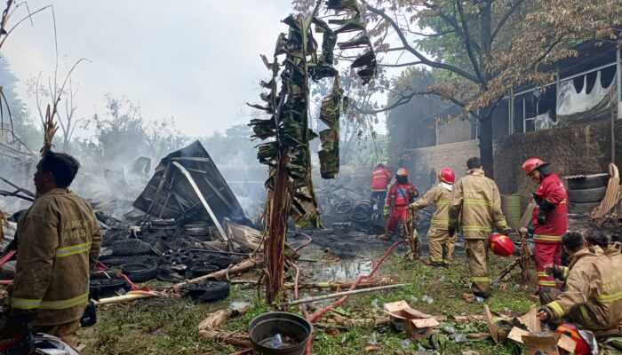 Gudang Ban di Pondok Aren Ludes Terbakar