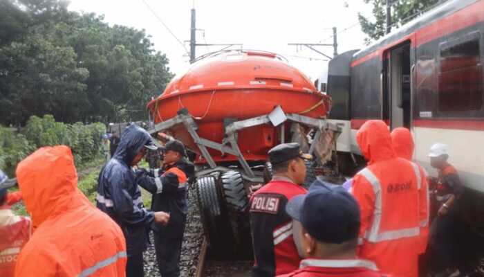 KA Bandara Tabrak Truk Pengangkut Sekoci di Poris Tangerang, KRL Tangerang–Duri Lumpuh