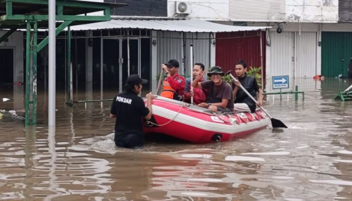 Hujan Semalaman, Banjir Rendam 10 Titik di Tangsel