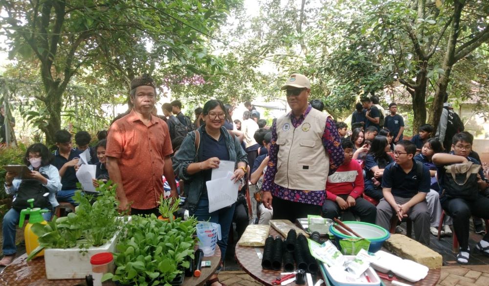 Siswa SMP Strada Marga Mulia Jakarta Belajar Tanam Sayur Hidroponik di Agradipa Tigaraksa
