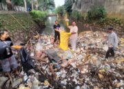 Puluhan Relawan Bersihkan Sampah Kali Sabi Tangerang