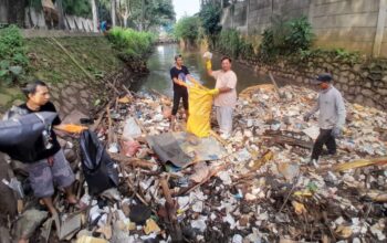 Puluhan Relawan Bersihkan Sampah Kali Sabi Tangerang