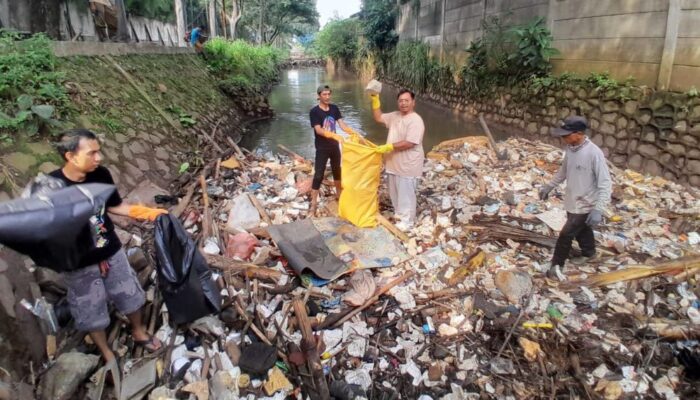 Puluhan Relawan Bersihkan Sampah Kali Sabi Tangerang