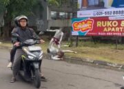 Dua Manusia Silver Duel di Lampu Merah RS EMC Tangerang