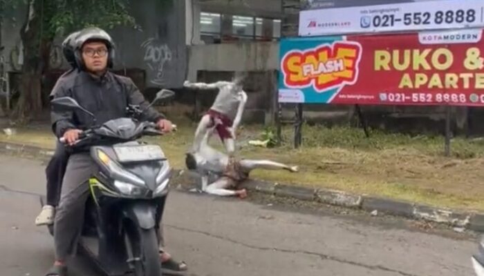 Dua Manusia Silver Duel di Lampu Merah RS EMC Tangerang