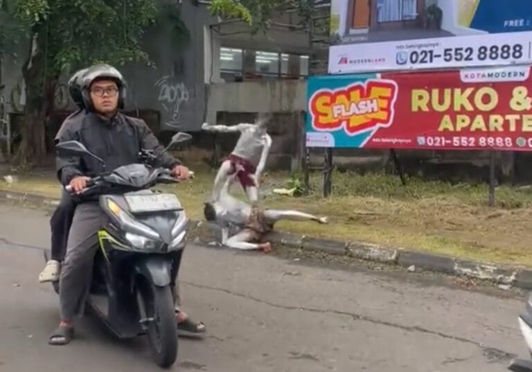 Dua Manusia Silver Duel di Lampu Merah RS EMC Tangerang