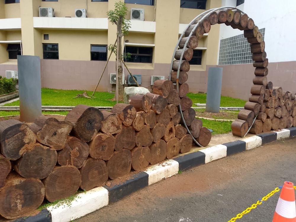 Ornamen Kayu Lapuk di Puspemkot Tangerang Jadi Bahan Tertawaan Warga