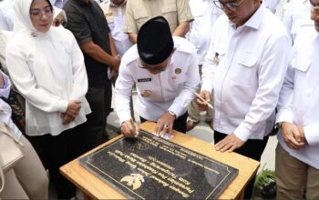 Wamenkes Resmikan Poskes Merah Putih di Pasar Anyar Tangerang