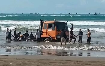 Truk Wisatawan Nyaris Ditelan Laut Pasang di Pantai Bagedur