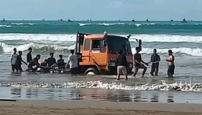 Truk Wisatawan Nyaris Ditelan Laut Pasang di Pantai Bagedur
