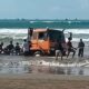 Truk Wisatawan Nyaris Ditelan Laut Pasang di Pantai Bagedur