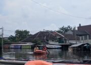 Banjir Masih Rendam Villa Mutiara Pluit, Polisi Evakuasi Warga