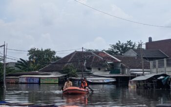 Banjir Masih Rendam Villa Mutiara Pluit, Polisi Evakuasi Warga