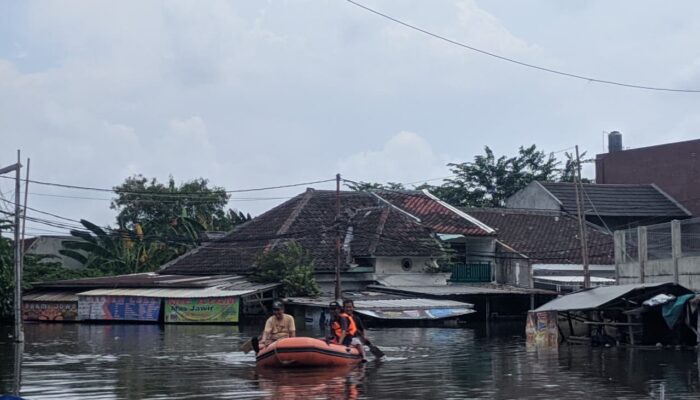 Banjir Masih Rendam Villa Mutiara Pluit, Polisi Evakuasi Warga