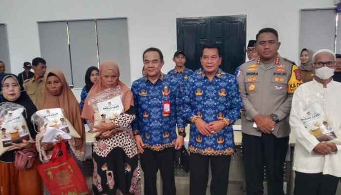 Bupati Tangerang Salurkan 50 Ton Beras Bagi Warga Pra Sejahtera