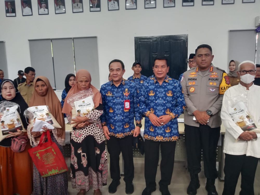 Bupati Tangerang Salurkan 50 Ton Beras Bagi Warga Pra Sejahtera