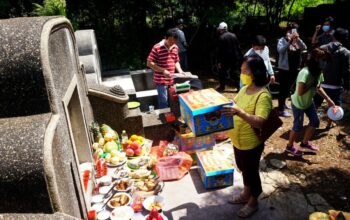 Ritual Ceng Beng di Kuburan Cina Bawa Berkah Bagi Warga Tangerang