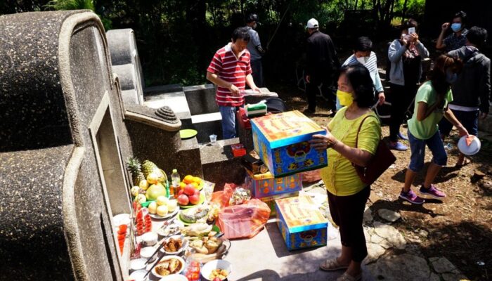 Ritual Ceng Beng di Kuburan Cina Bawa Berkah Bagi Warga Tangerang