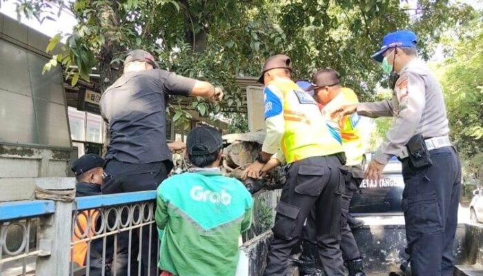 Naas, Pengendara Motor Tewas Diseruduk Kereta Api