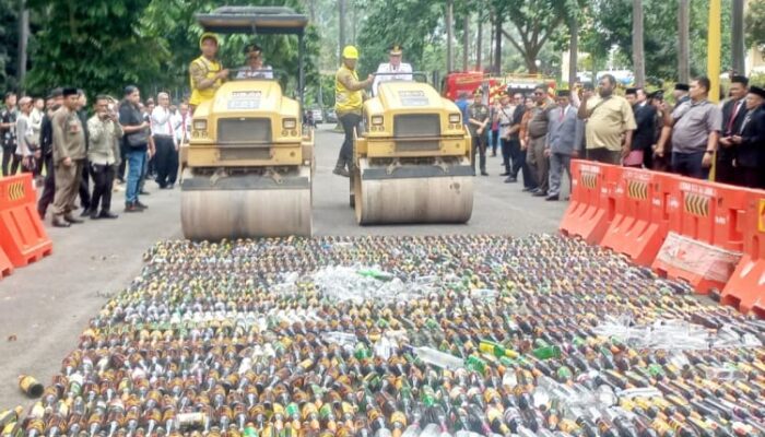 Rayakan HUT ke 33, Kota Tangerang Musnahkan Ribuan Botol Miras