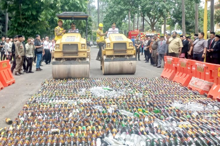 Rayakan HUT ke 33, Kota Tangerang Musnahkan Ribuan Botol Miras