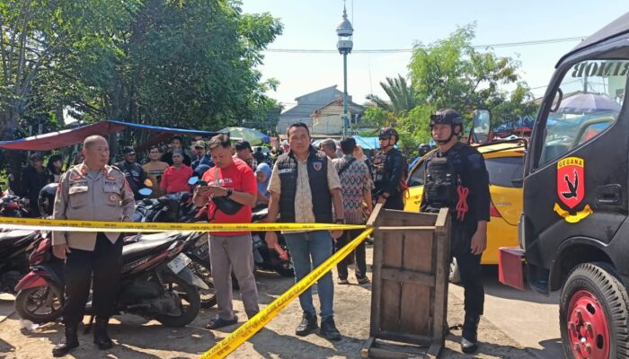 Tim Gegana Polda Banten Buka Kotak Misterius Berisi Bangkai Kucing