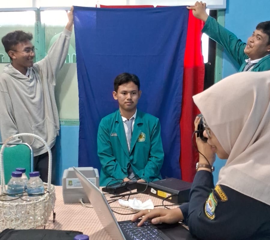 Puluhan Pelajar di Ciledug Tangerang Antre E KTP di Sekolah