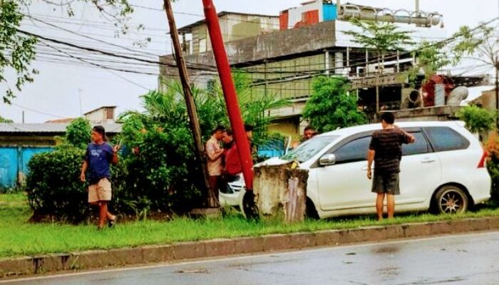 Disalip Vario, Avanza Ringsek Hantam Tiang PJU