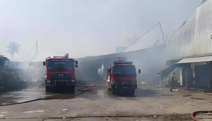 Pabrik dan Gudang di Teluknaga Tangerang Terbakar Hebat