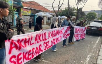 Camat Tangerang Digeruduk Mahasiswa