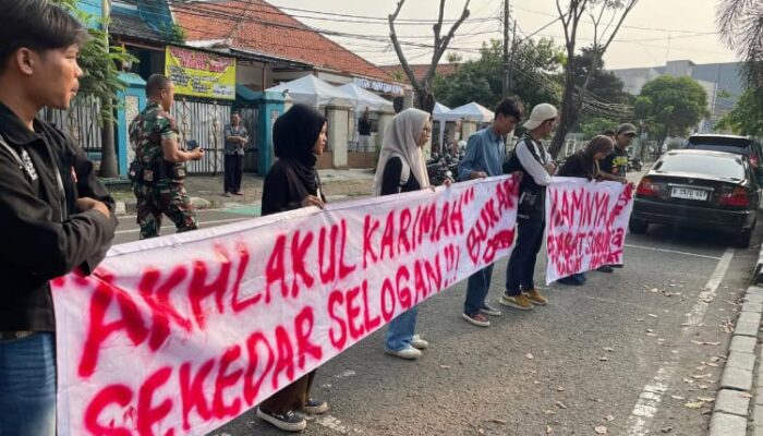 Camat Tangerang Digeruduk Mahasiswa