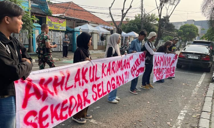 Camat Tangerang Digeruduk Mahasiswa