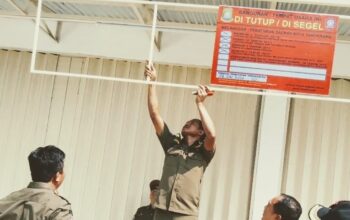 Satpol PP Kota Tangerang Segel Bangunan Bakal Minimarket