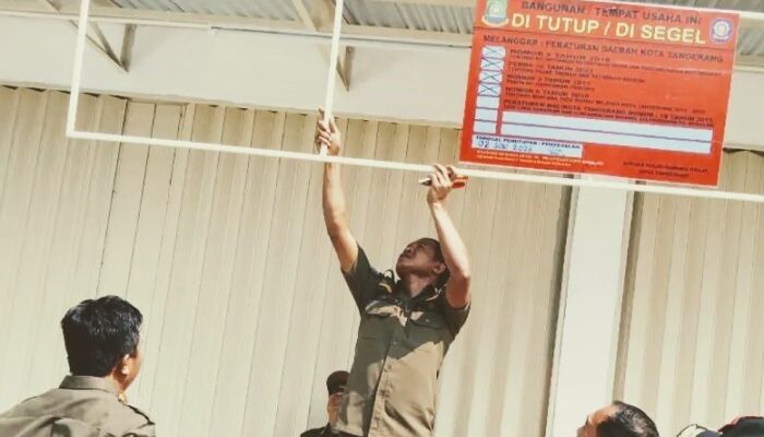 Satpol PP Kota Tangerang Segel Bangunan Bakal Minimarket